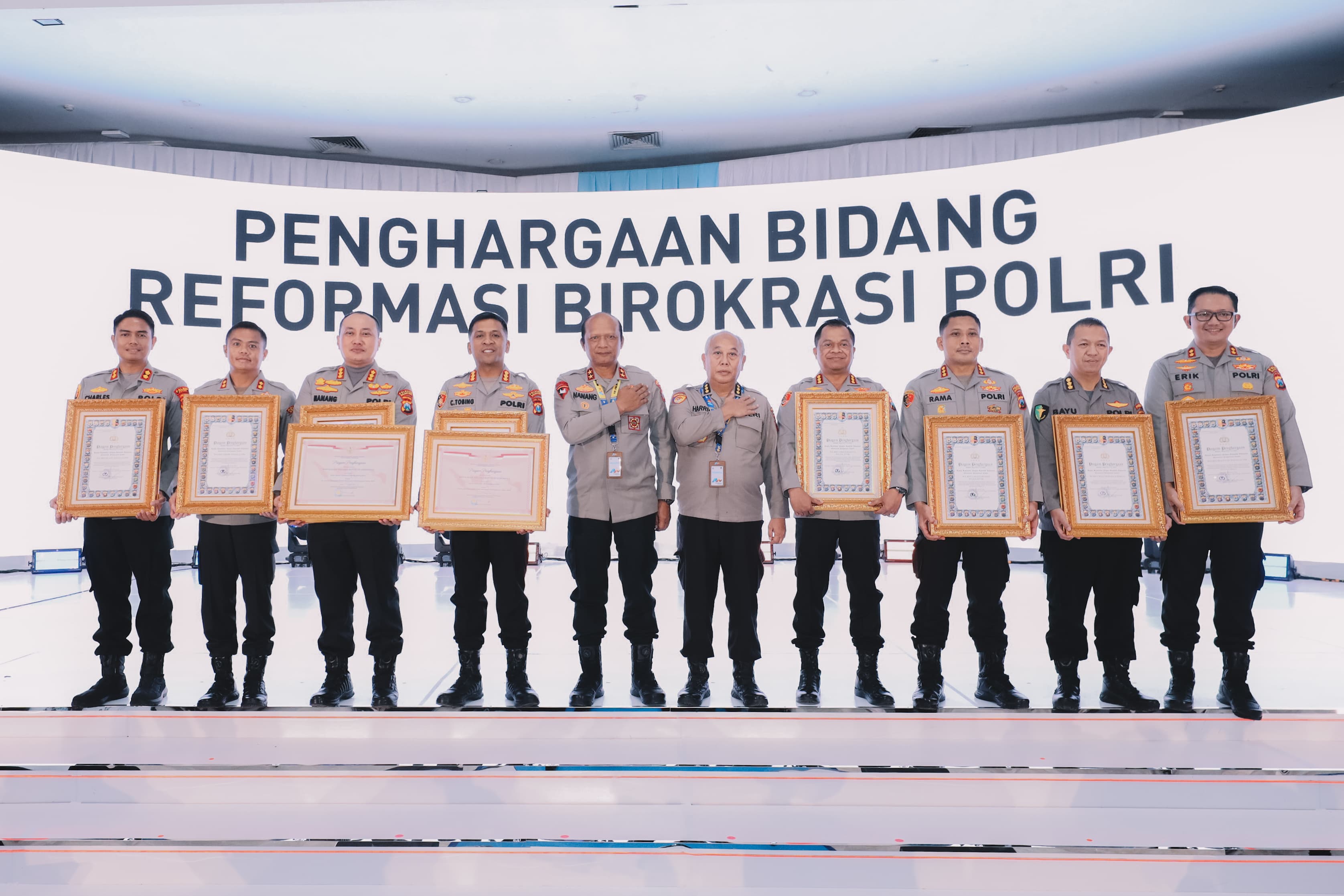 PENGHARGAAN : Kapolres Gresik AKBP Rovan Richard Mahenu saat menerima penghargaan pembangunan zona Integritas WBK di Jakarta.
