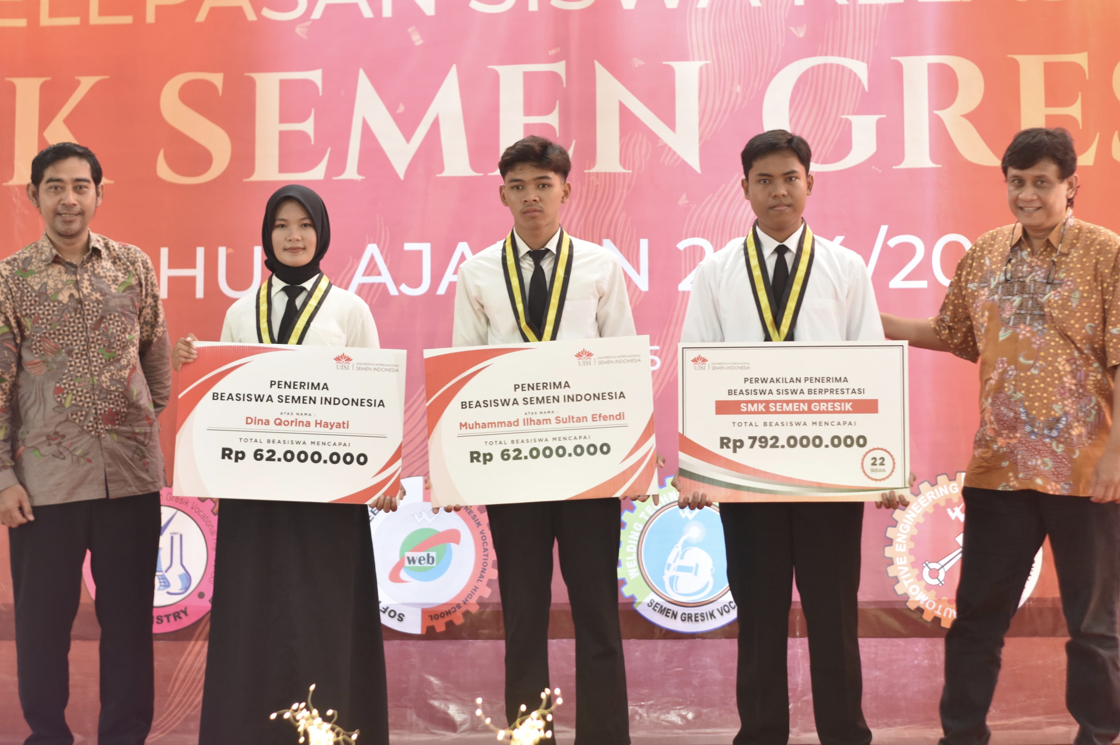 Penyerahan apresiasi kepada siswa SMK Semen Gresik yang berprestasi