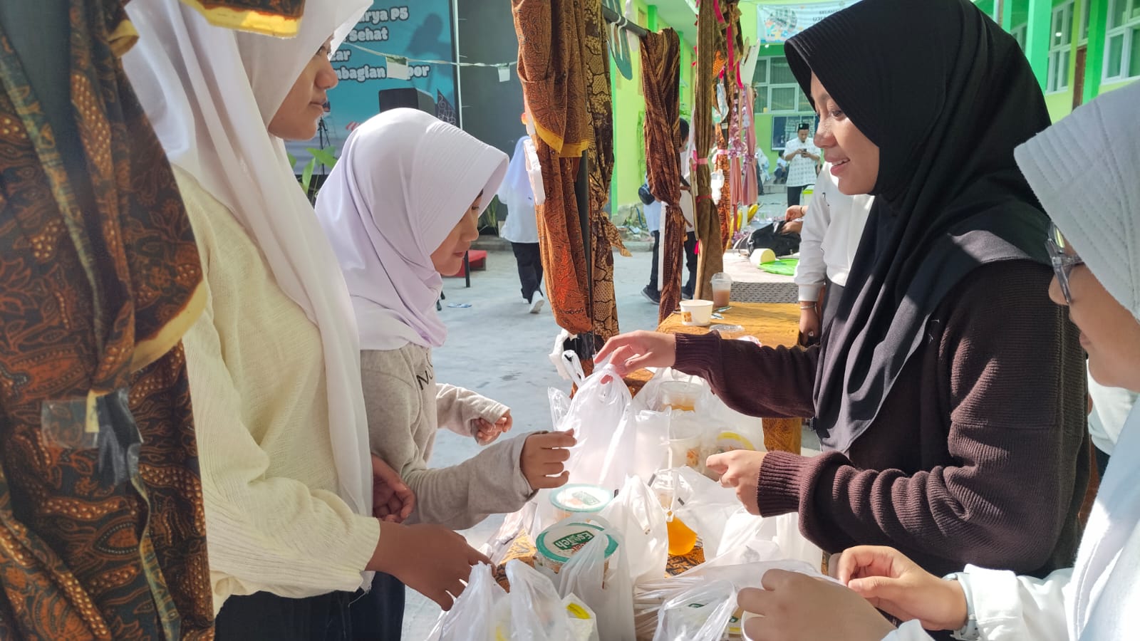 Siswa-siswi MTs Maarif Sidomukti belajar berwirausaha dalam Kegiatan Akhir Sekolah (KAS) dan implementasi P5.