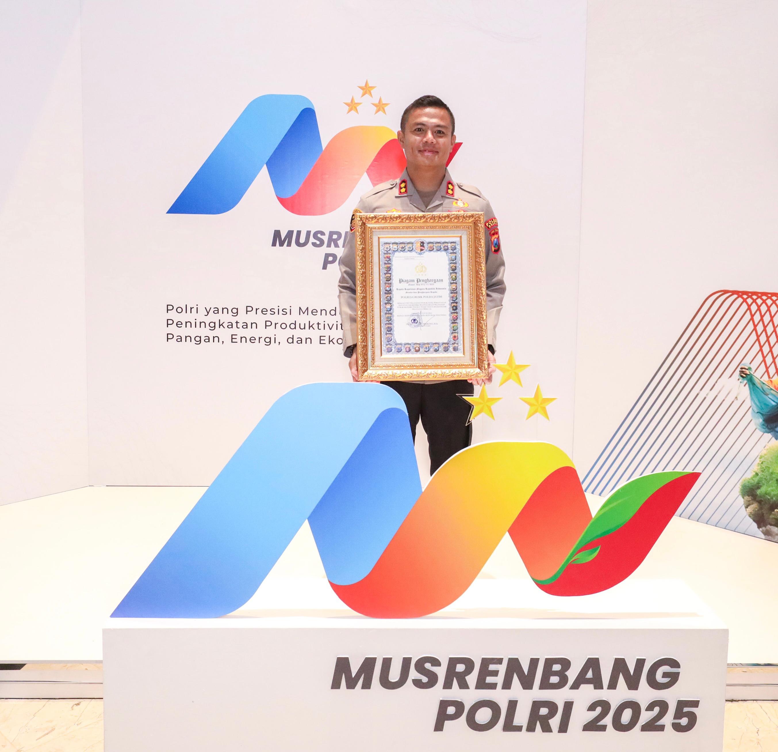 PENGHARGAAN : Kapolres Gresik AKBP Rovan Mahenu saat menerima penghargaan&nbsp; Pelayanan Prima dalam Musrenbang Polri.