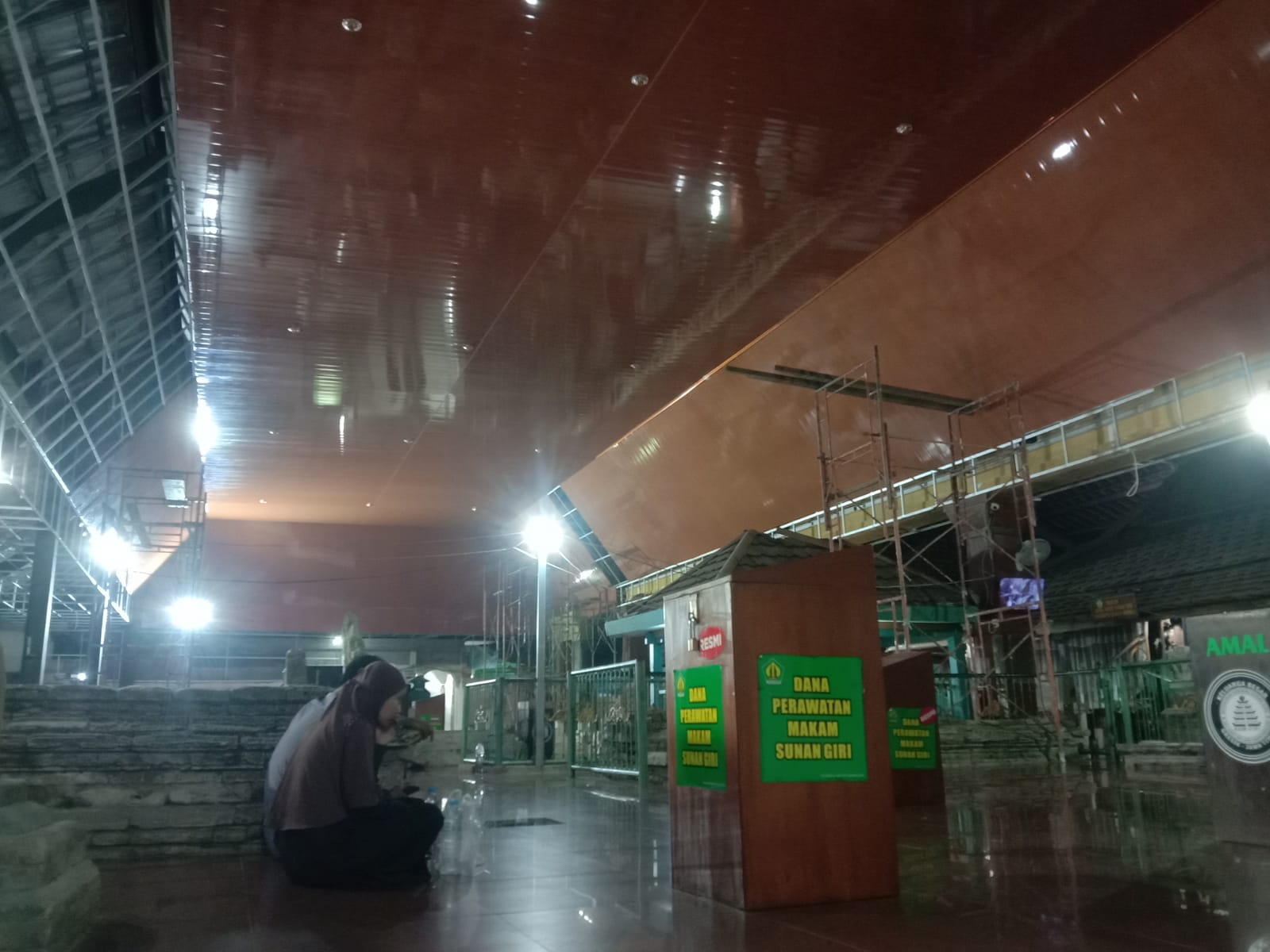 PROSES &ndash; Pembangunan pendopo di komplek makam Sunan Giri Gresik untuk meningkatkan kenyamanan peziarah.