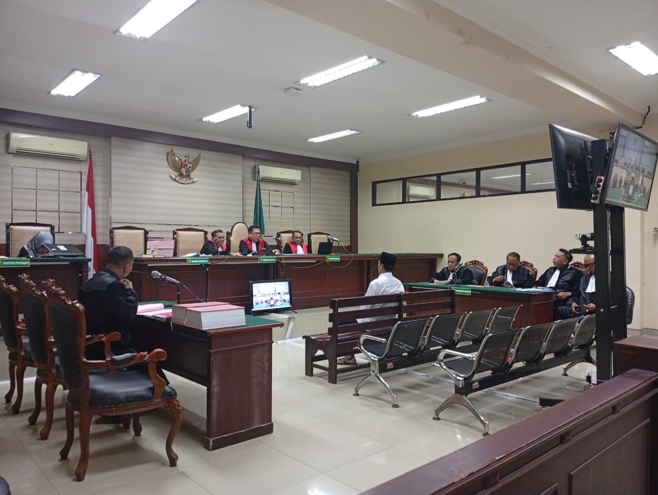 VONIS: Para terdakwa saat menjalani sidang putusan di Pengadilan Tipikor Surabaya.