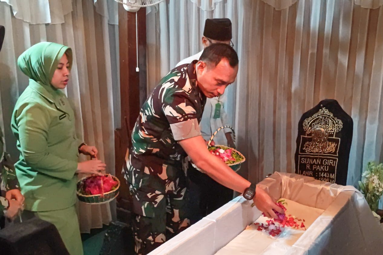 ZIARAH &ndash; Dandim 0817/Gresik Letkol Inf Fadly Subur Karamaha saat melakukan ziarah ke makam Sunan Giri dan Sunan Maulana Malik Ibrahim.