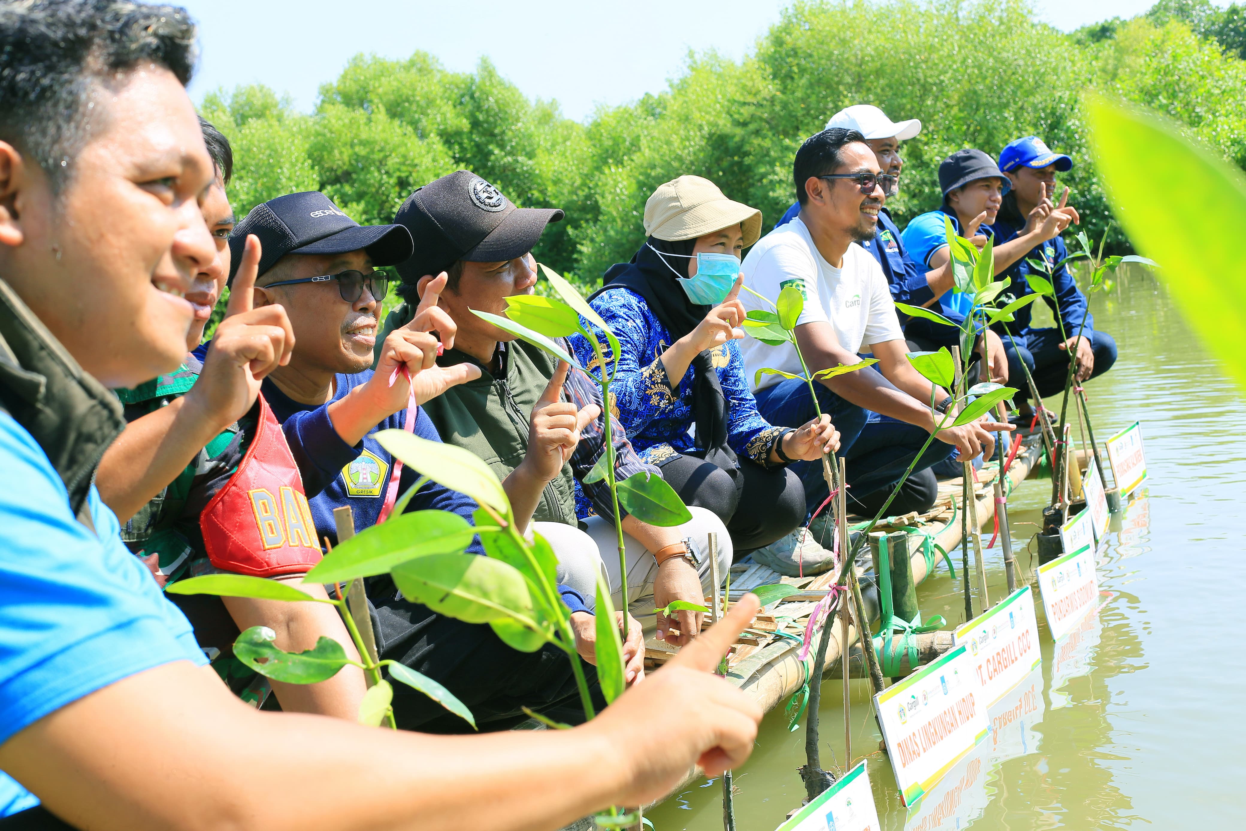 PENANAMAN MANGROVE: Stakeholder, perusahaan dan komunitas melakukan penanaman mangrove di pesisir utara Gresik.