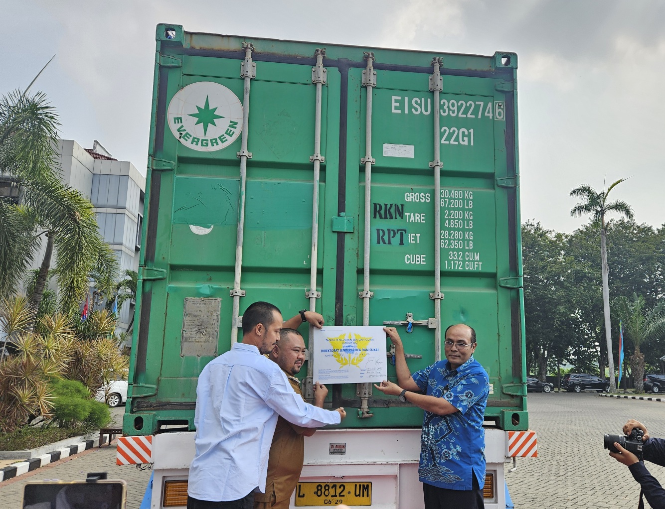 Kepala Bea Cukai Gresik, Wahjudi Ardijanto (kanan) bersama Bupati Gresik, Fandi Akhmad Yani dan Owner PT Aji Bakuh Anugerah, Subkhi melakukan pelepasan ekspor perdana pakan ternak menuju Malaysia.