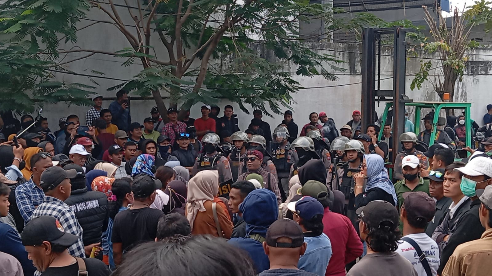 ALOT &ndash; Proses eksekusi pabrik kayu di Jalan Segoromadu, Desa Ngargisari, Kecamatan Kebomas, sempat memanas saat juru sita menjalankan putusan hukum.