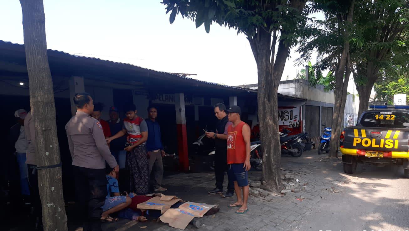 EVAKUASI: Anggota Polsek Menganti saat melakukan olah TKP kecelakaan di Jalan Raya Boboh, Kecamatan Menganti, Gresik.