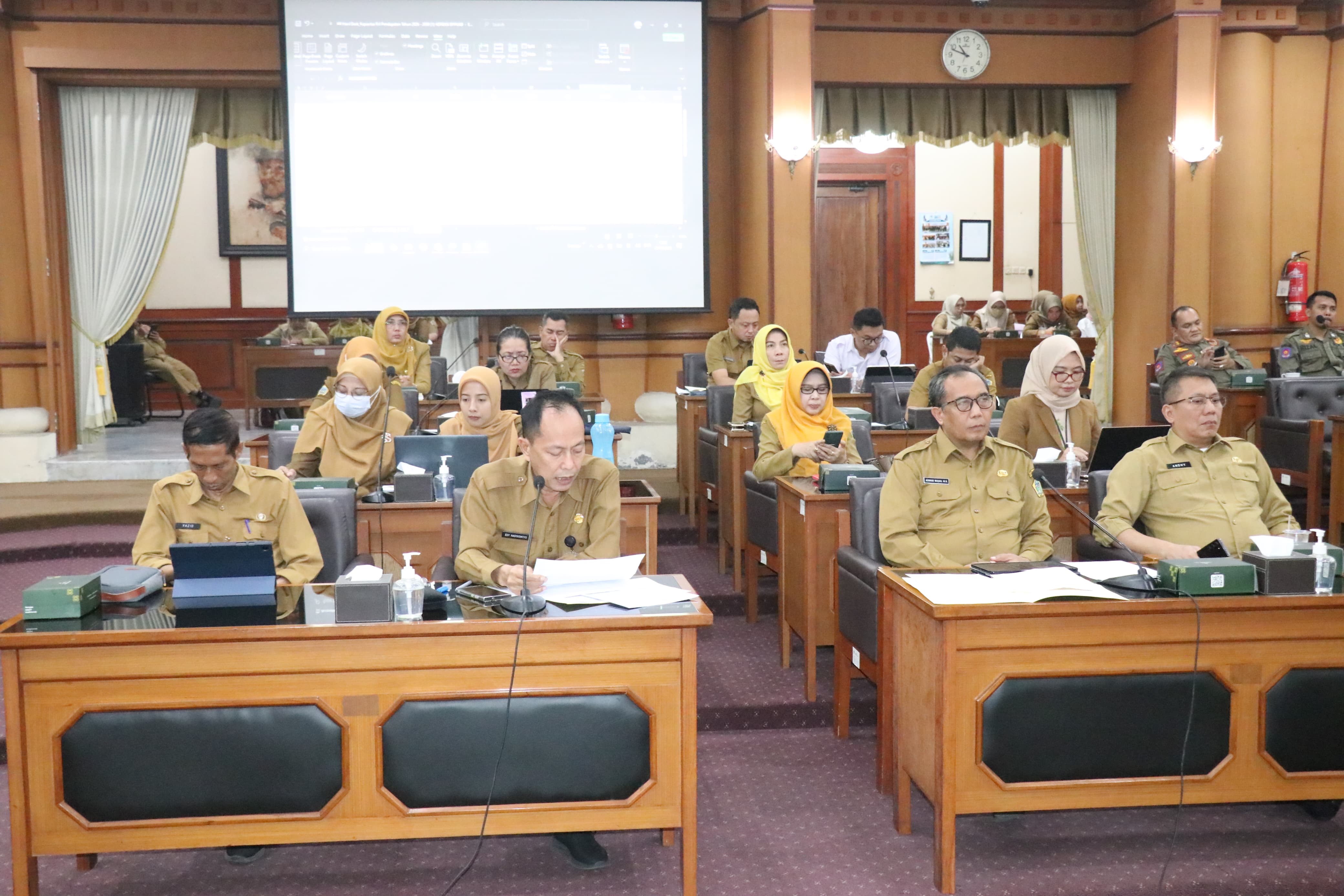 Jajaran kepala OPD saat rapat bersama Anggota DPRD Gresik untuk membahas RPJMD