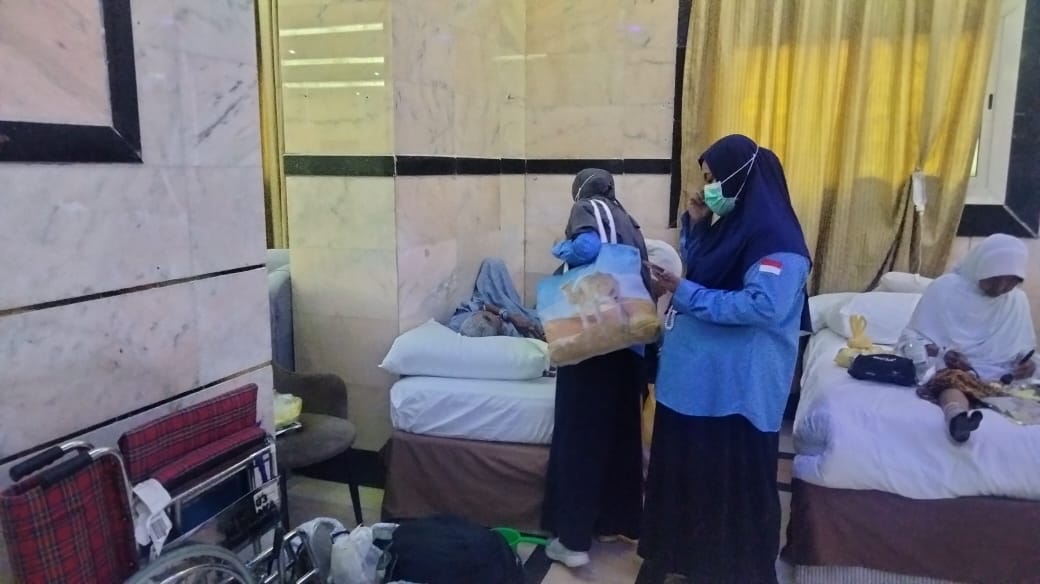 PENUH PERJUANGAN: dr Nila Hapsari Rachmat Ilahi saat mendampingi jemaah meski bukan dari kolter binaannya.