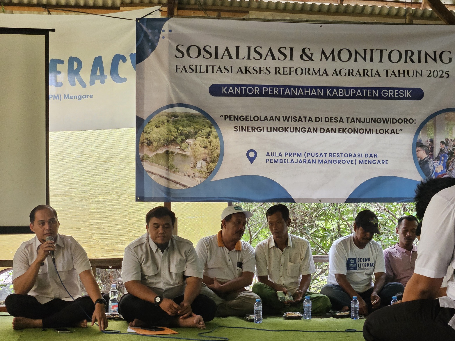 Dorong Potensi Desa : Kepala Seksi Penataan dan Pemberdayaan Kantor Pertanahan Kabupaten Gresik, Rangga Alfiandri Hasim menyampaikan materi dalam sosialisasi reforma agraria BPN Gresik tahun 2025.