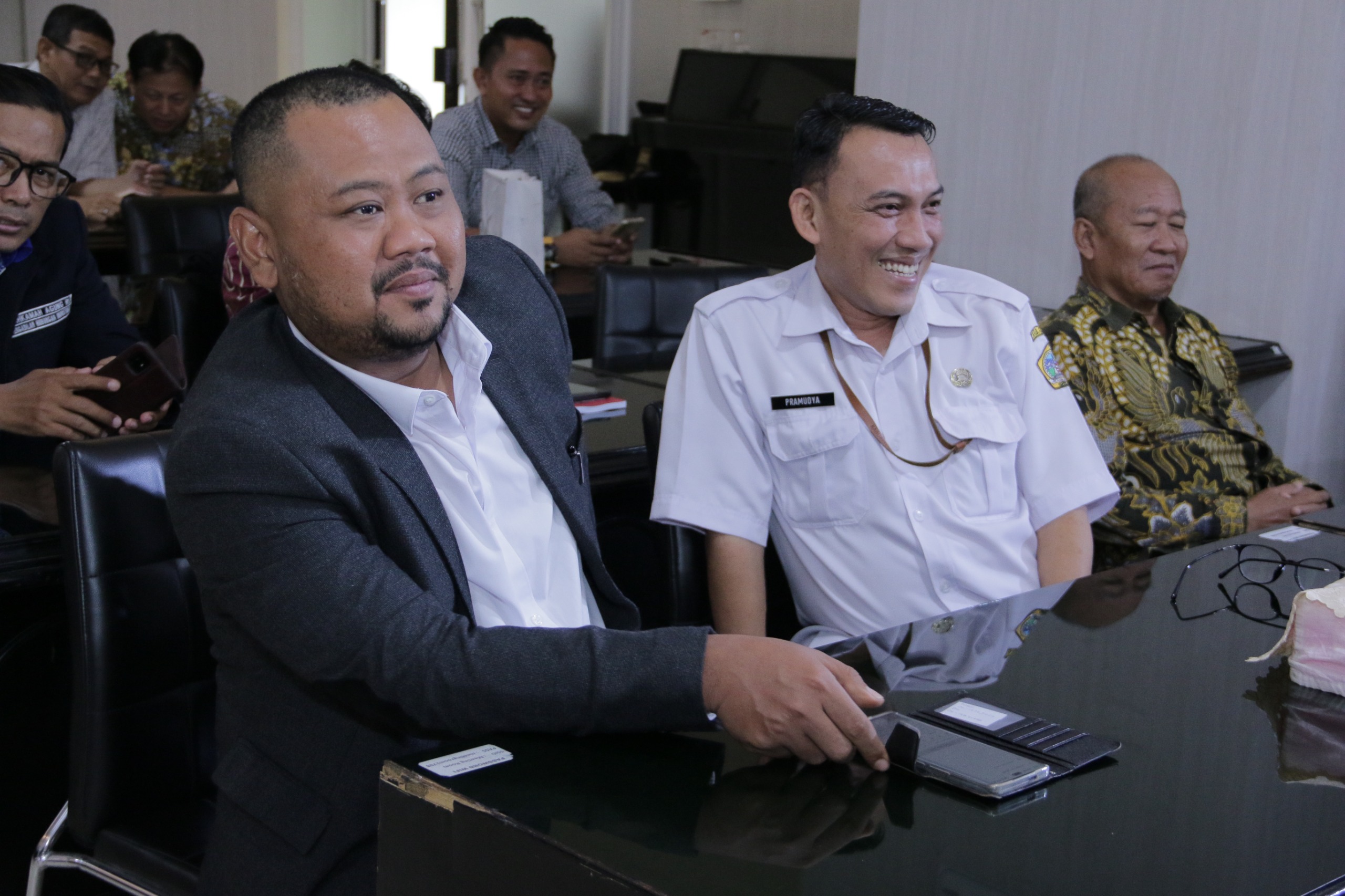 KEBIJAKAN: Bupati Gresik Fandi Akhmad Yani didampingi Kabag Hukum Mohammad Rum Pramudya menyaksikan rangkaian sidang terbuka doktor M Syafi AM.