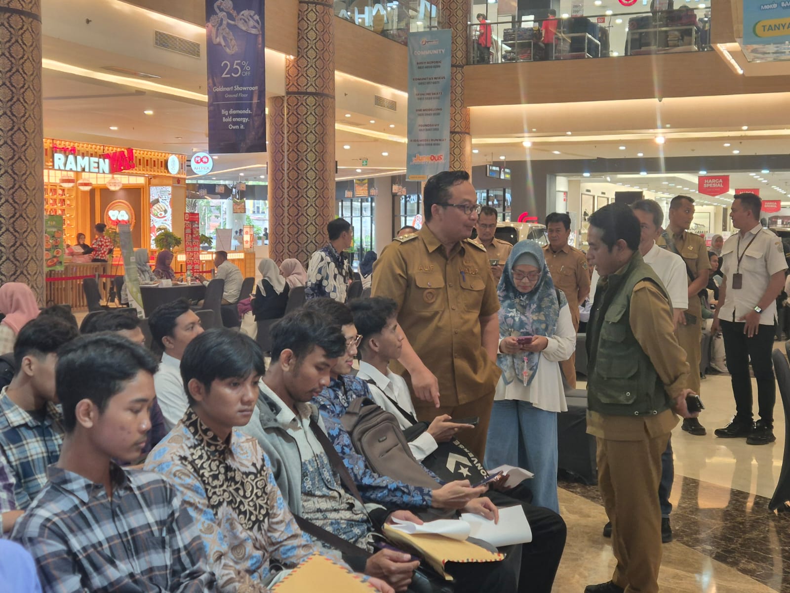 JOB FAIR : Wakil Bupati Gresik dr. Asluchul Alif saat melakukan sidak Walk in interview yang diselenggarakan oleh Disnaker Gresik