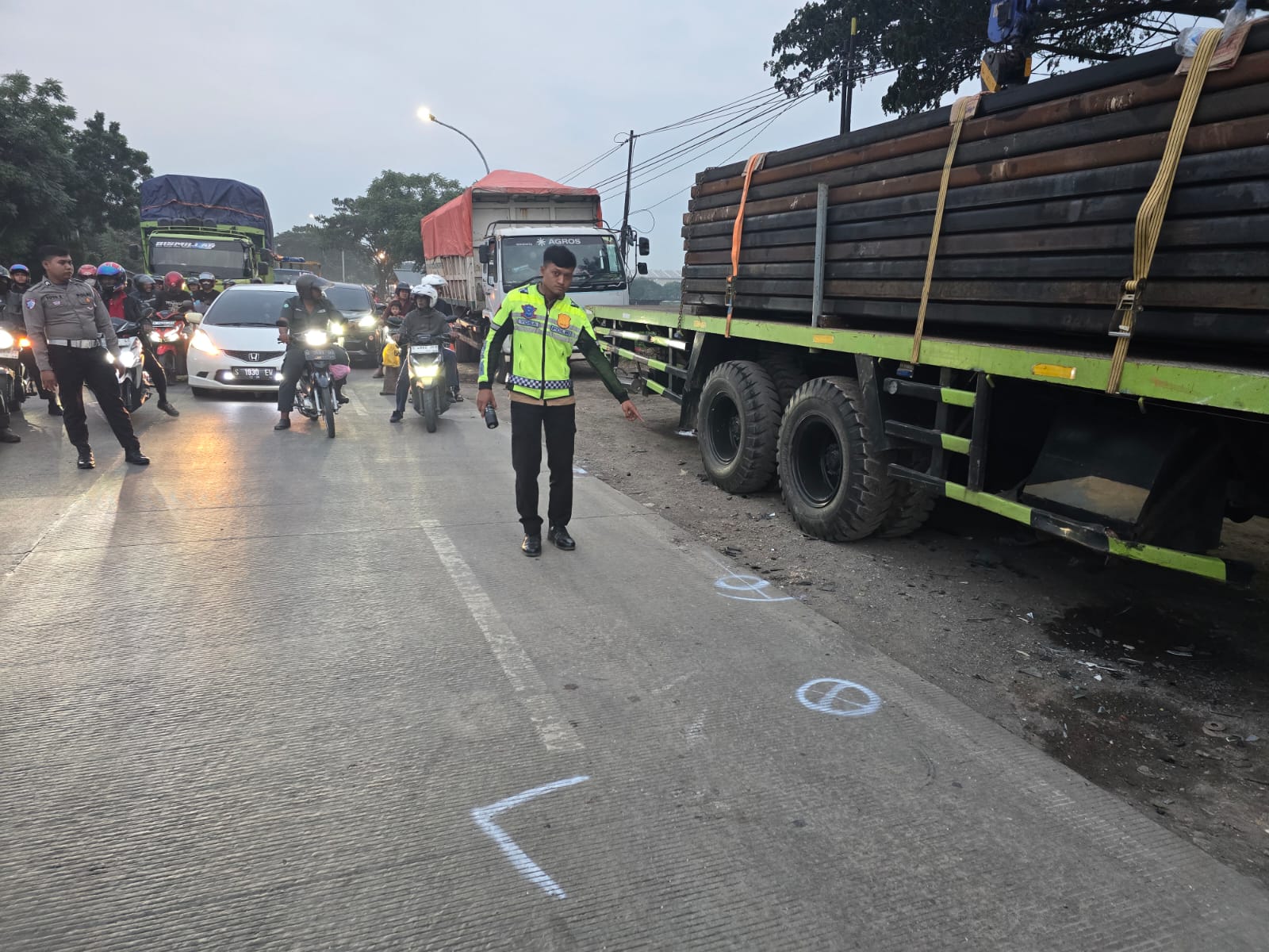 Sebuah kecelakaan lalu lintas beruntun terjadi di Jalan Raya Ambeng-Ambeng, Kecamatan Duduksampeyan, Kabupaten Gresik, pada Selasa sore, 24 Juni, sekitar pukul 15.00 WIB.