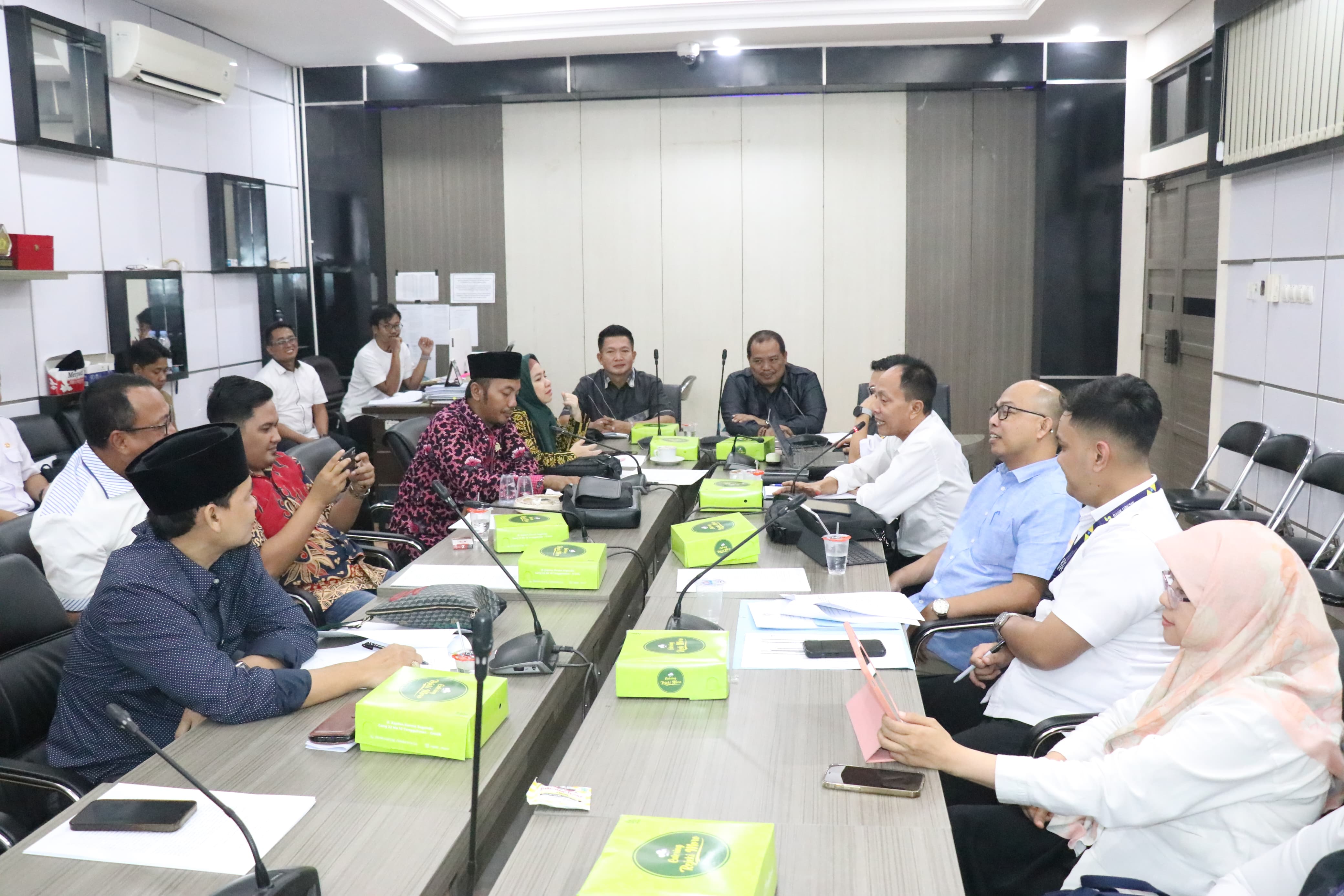 MEMBAHAS : Pansus 2 DPRD Gresik rapat bersama rekan mitra keduanya untuk membahas Ranperda terkait perubahan BPR Bank Gresik