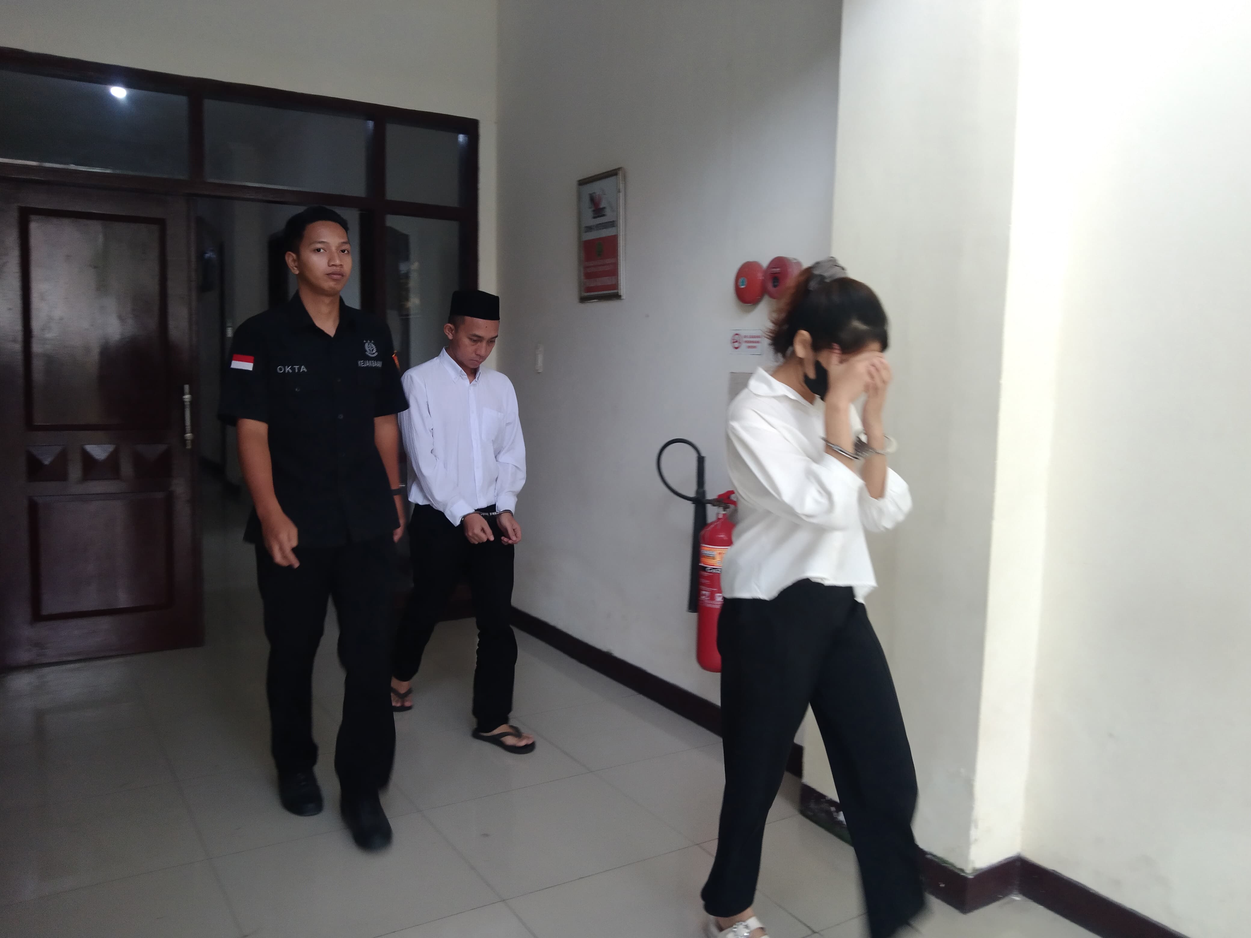 VONIS BERSALAH: Kasus yang melibatkan Selebgram Viska Dhea Ramadhani dan kekasihnya, Ichlas Budhi Pratama, mantan karyawan BUMN, akhirnya mencapai babak akhir di Pengadilan Negeri Gresik.