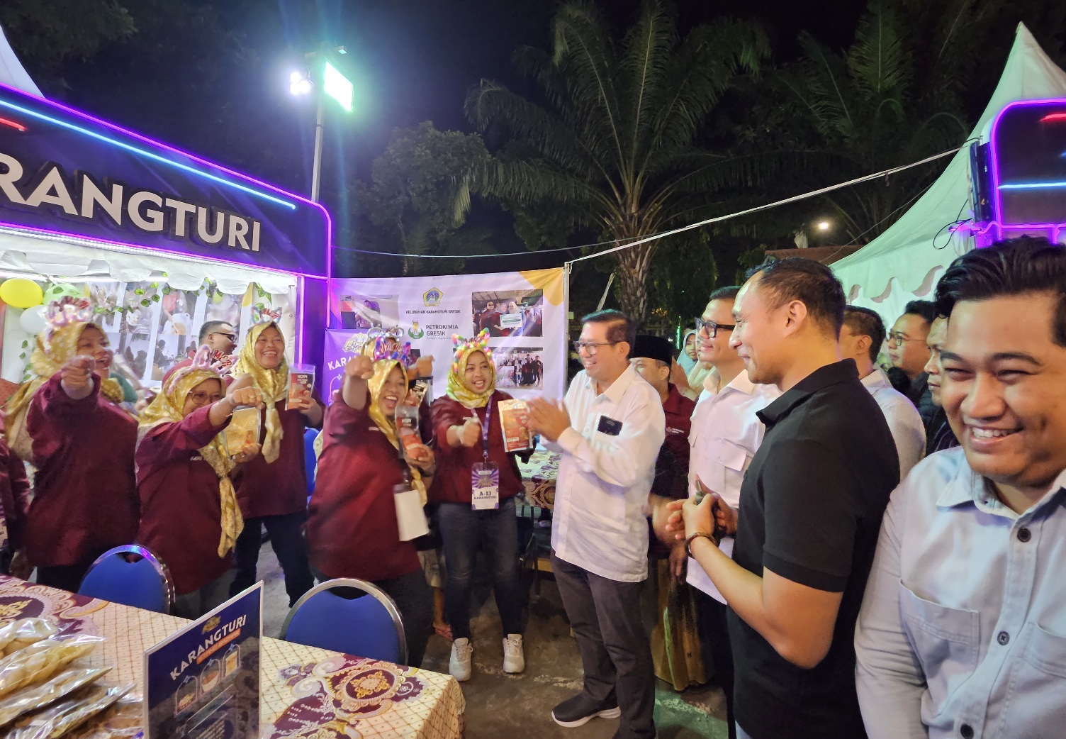 Ceria : Kelompok UMKM Kelurahan Karangturi menyambut kedatangan Direktur Operasi Pupuk Indonesia, Dwi Satriyo Annurogo dan jajaran Forkopimda Gresik yang mengunjungi booth mereka.