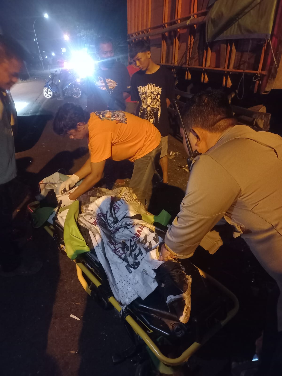 OLAH TKP: Petugas kepolisian melakukan olah TKP usai kecelakaan maut di Cerme, Gresik, Jumat (27/6).