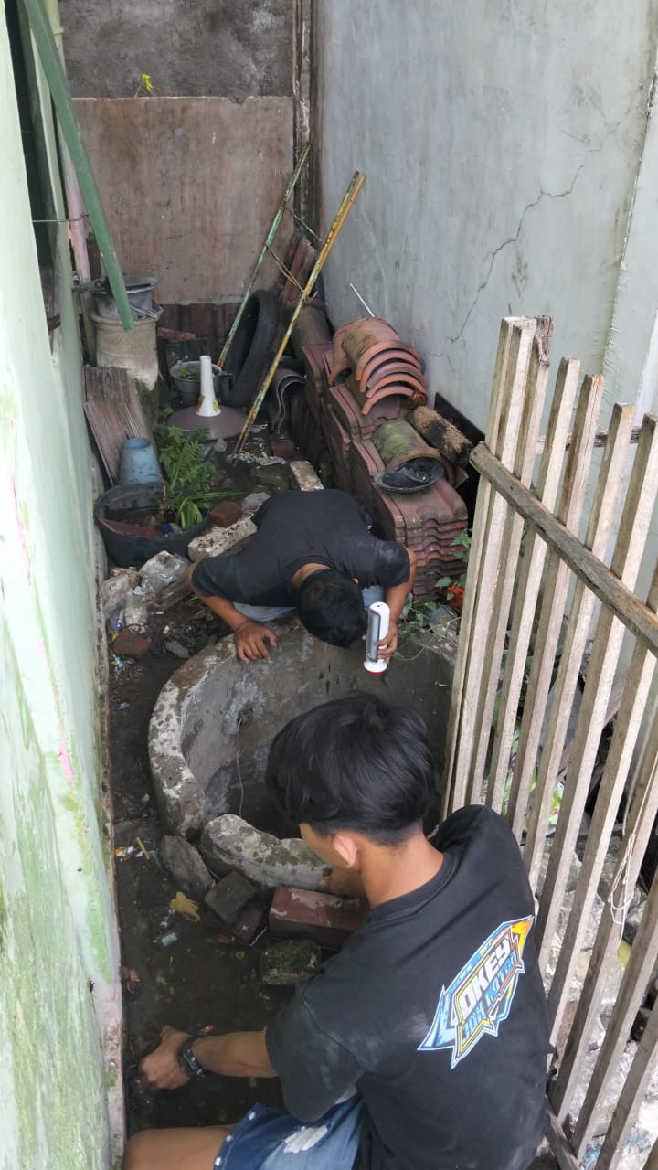 EVAKUASI : Petugas Damkarla saat melakukan evakuasi seorang remaja yang terjebur sumur sedalam 35 meter di Jalan Kyai Syafi&rsquo;i No.92, Desa Pongangan, Kecamatan Manyar, Kab
