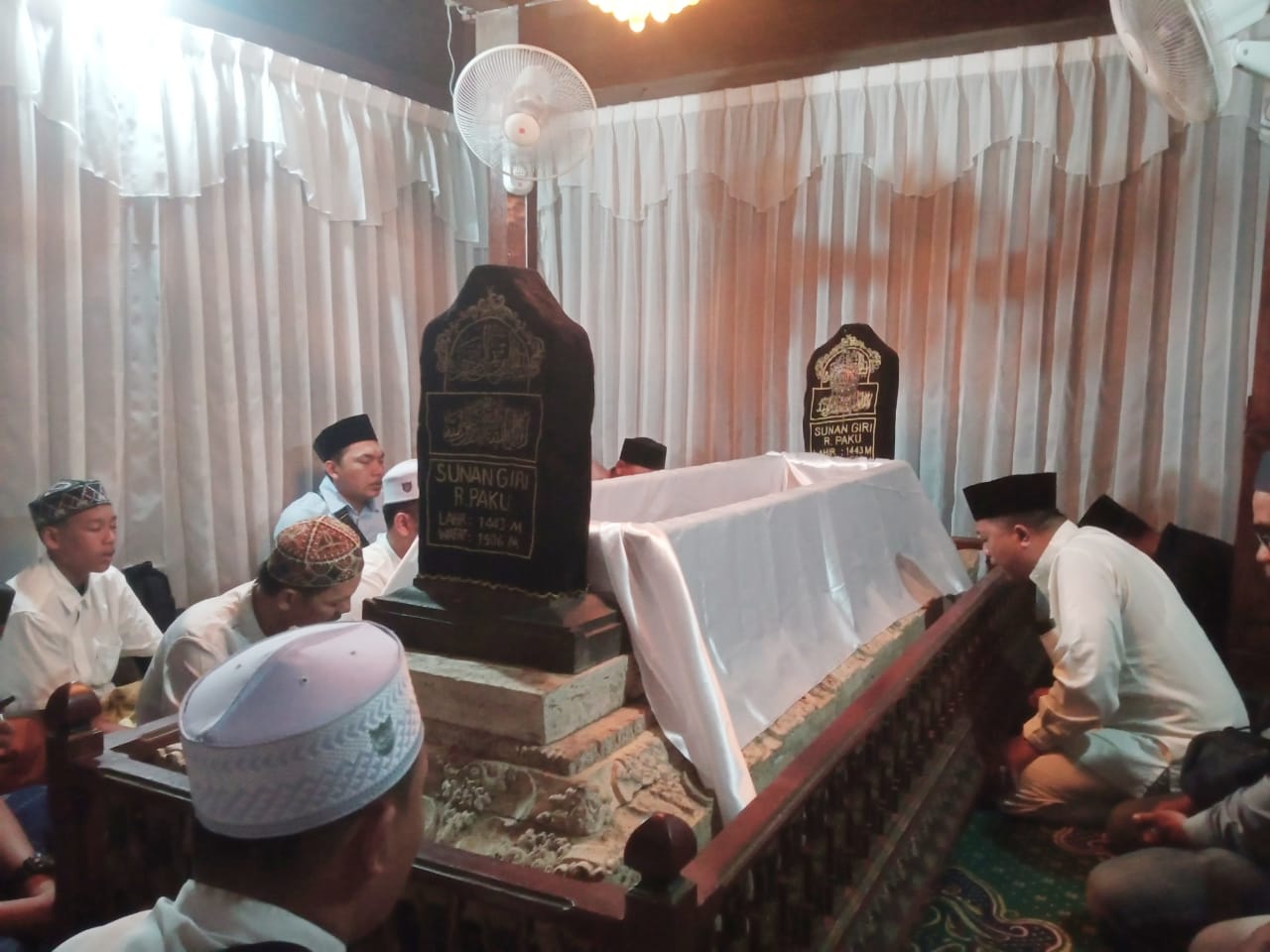 MENINGKAT : Kunjungan para peziarah di Makam Wali Sunan Giri mengalami kenaikan selama libur sekolah tahun ajaran 2024/2025.