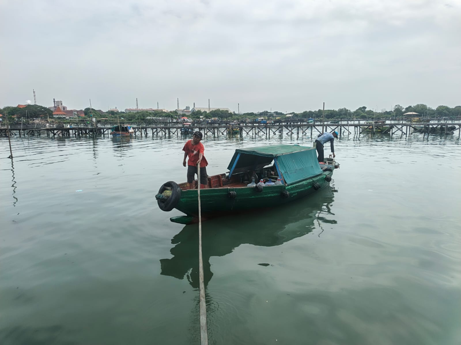 Para nelayan tradisional di Kelurahan Kroman, Gresik, yang dulunya menggantungkan hidup dari hasil melaut, kini banyak yang terpaksa beralih profesi.