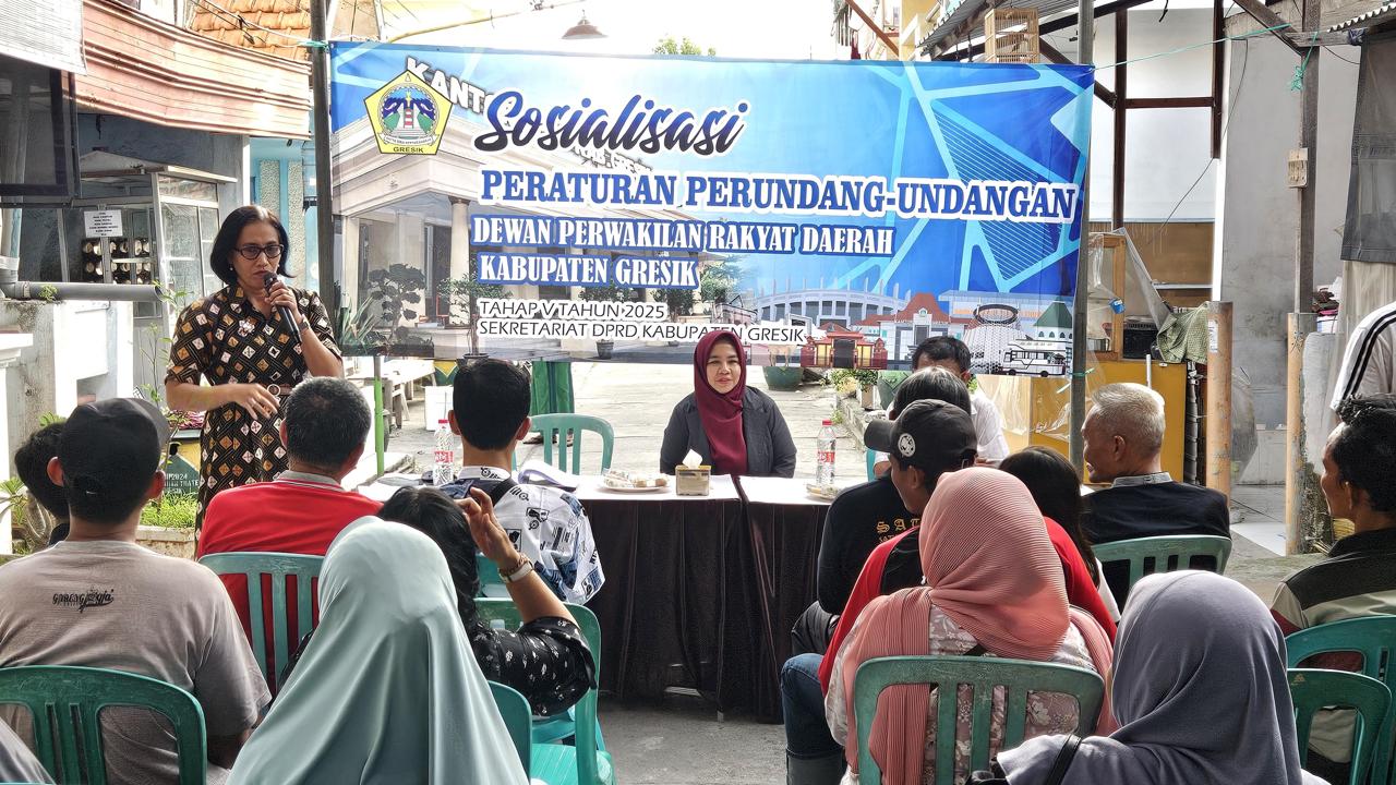 SOSIALISASI: Wakil Komisi I DPRD Gresik Elvita Yuliati menjelaskan peraturan perundang-undangan tahap V Tahun 2025 di Kampung Ceploan, Kelurahan Trate, Kabupaten Gresik.