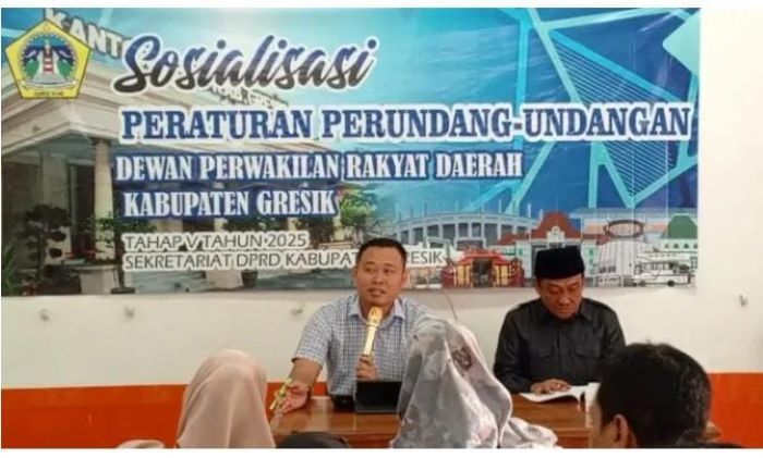 SOSIALISASI: Camat Kebomas Tri Joko Efendi menekankan pentingnya kemitraan dalam proses pemberdayaan masyarakat.