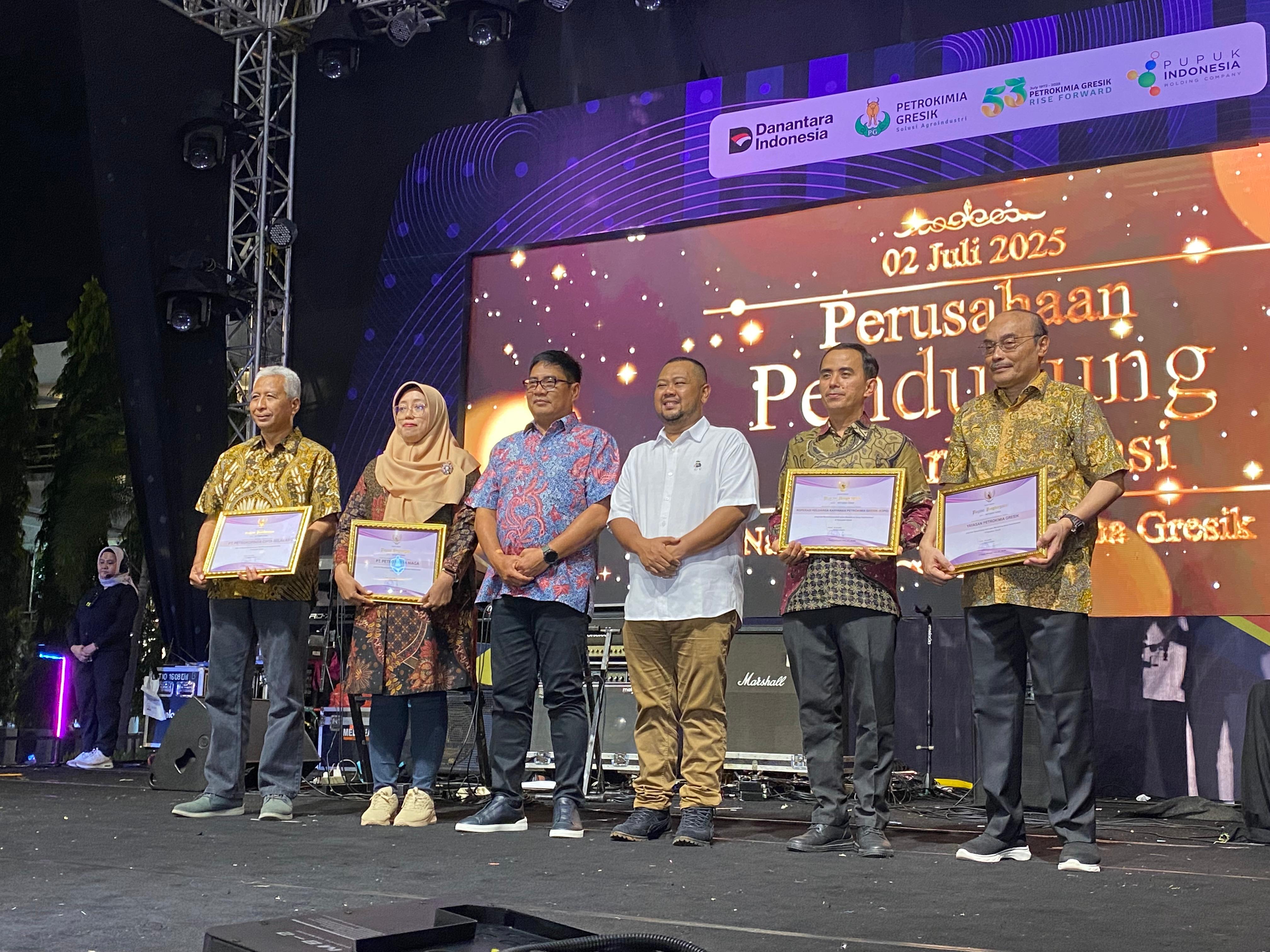 Bupati Gresik, Fandi Akhmad Yani (tiga dari kanan) didampingi Dirut PT Petrokimia Gresik, Daconi Khotob menyerahkan penghargaan Nawakarsa Award 2025.
