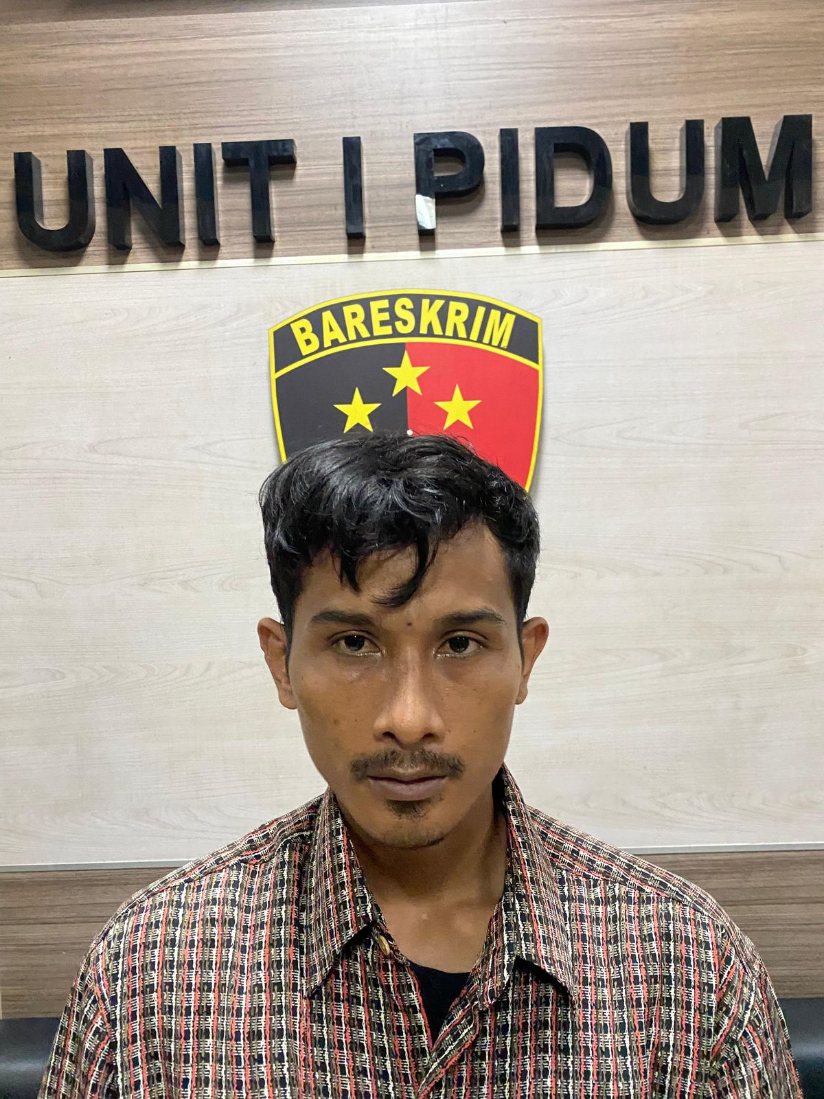 DITANGKAP: JF (28), warga Tambak Timur, Kecamatan Tambak, Bawean, Gresik, berhasil diamankan oleh jajaran Resmob Satreskrim Polres Gresik. JF ditangkap karena diduga melakukan pencurian tas peziarah.