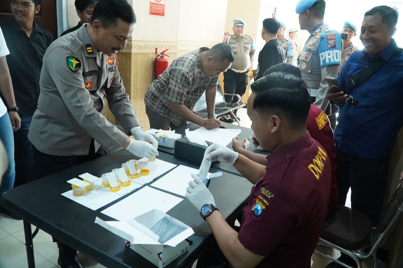 TES URINE: Anggota Bidpropam Polda Jatim saat melakukan Gaktibplin dan tes urine untuk anggota di Polres Gresik.
