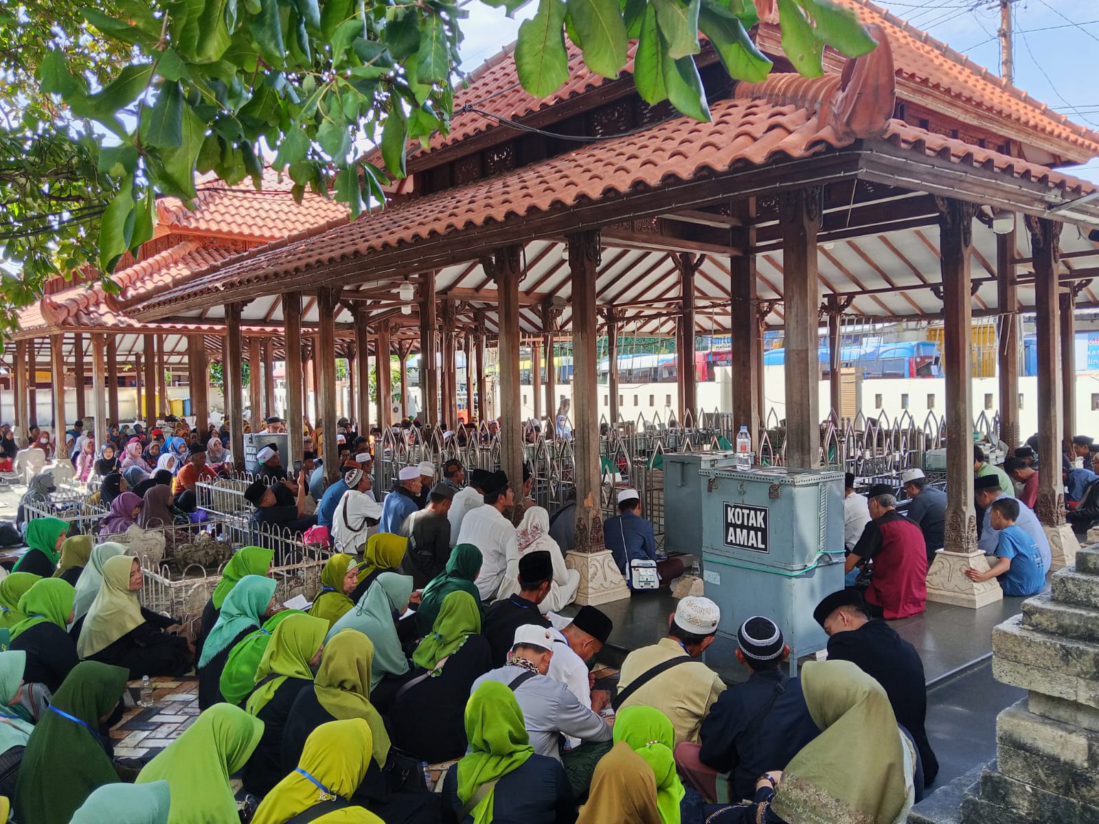 RAMAI: Makam Malam Maulana Malik Ibrahim mulai ramai dikunjungi peziarah saat liburan sekolah.