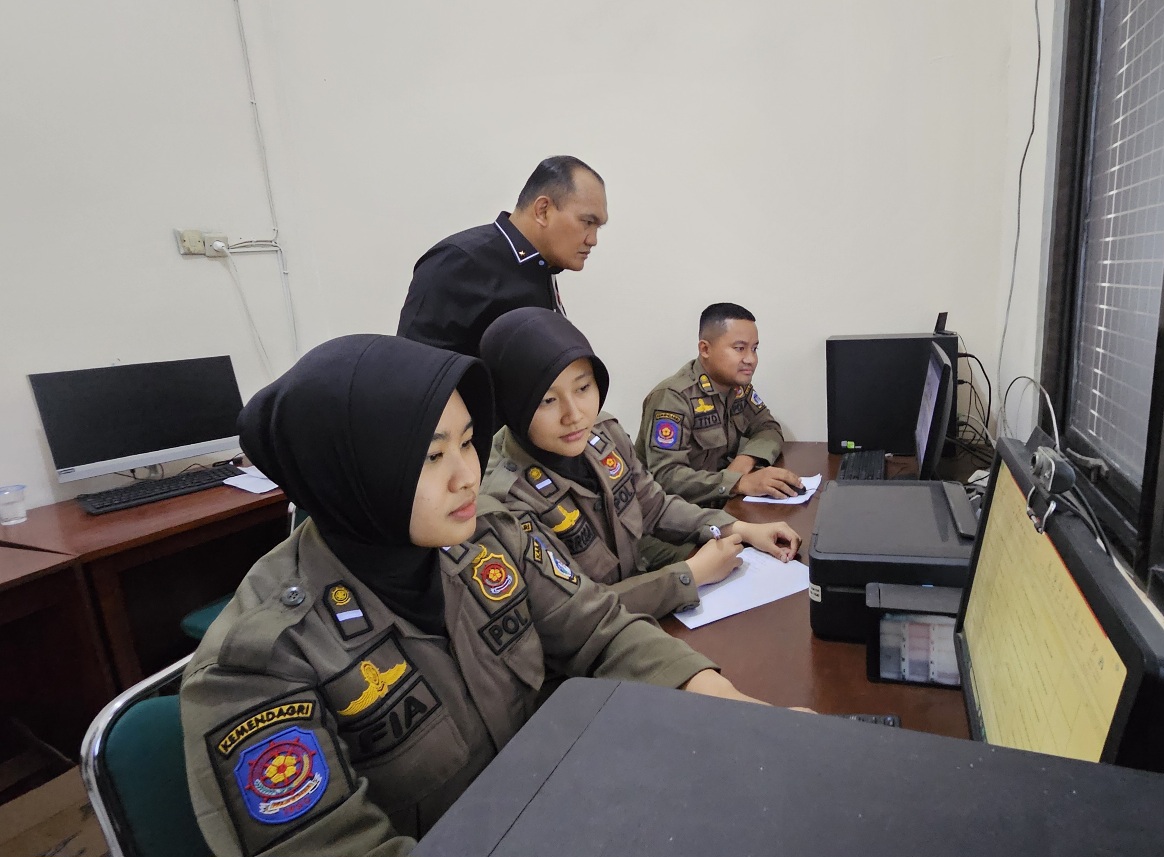Inovatif : Kepala Satpol PP Pemkab Gresik, Agustin Halomoan Sinaga mendampingi tim media centre yang baru dibentuk untuk menghadirkan informasi kepada masyarakat.