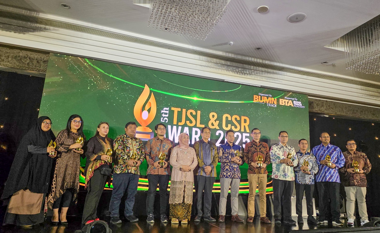 Vice President TJSL PG, Kadek Ardhika W. K (lima dari kiri) mewakili manajemen menerima tiga penghargaan pada ajang TJSL & CSR Award 2025 di Jakarta.