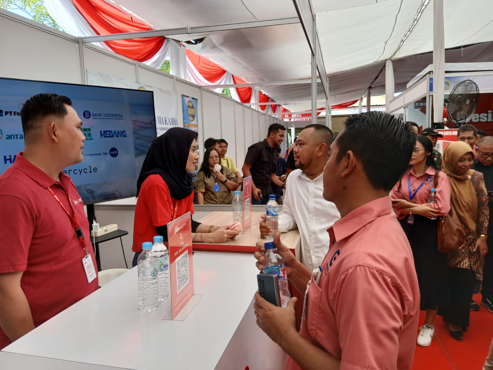 Job Fair 2025: Bupati Gresik Fandi Akhmad Yani melihat job fair 2025 yang digelar si SMAN 1 Driyorejo.