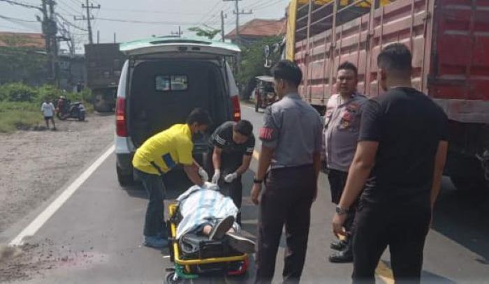 LAKA MAUT: Petugas kepolisian dibantu tim medis saat melakukan evakuasi korban kecelakaan tabrak lari di Jalan Raya Desa Banjarsari, Kecamatan Cerme, Kabupaten Gresik.