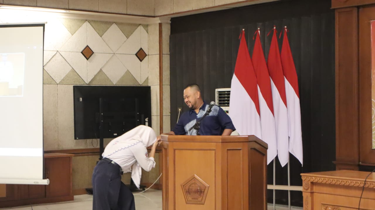 MOTIVASI &ndash; Bupati Gresik Fandi Akhmad Yani mengucapkan selamat kepada calon siswa Sekolah Rakyat.