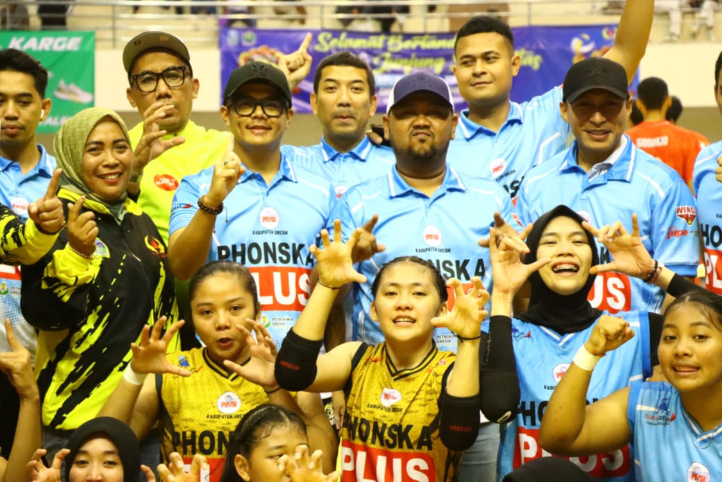 HADIR LANGSUNG &ndash; Kapolres Gresik AKBP Rovan Richard Mahenu bersama Forkopimda menyaksikan langsung kemenangan Tim Voli Putri Gresik di Grand Final Porprov IX Jatim.