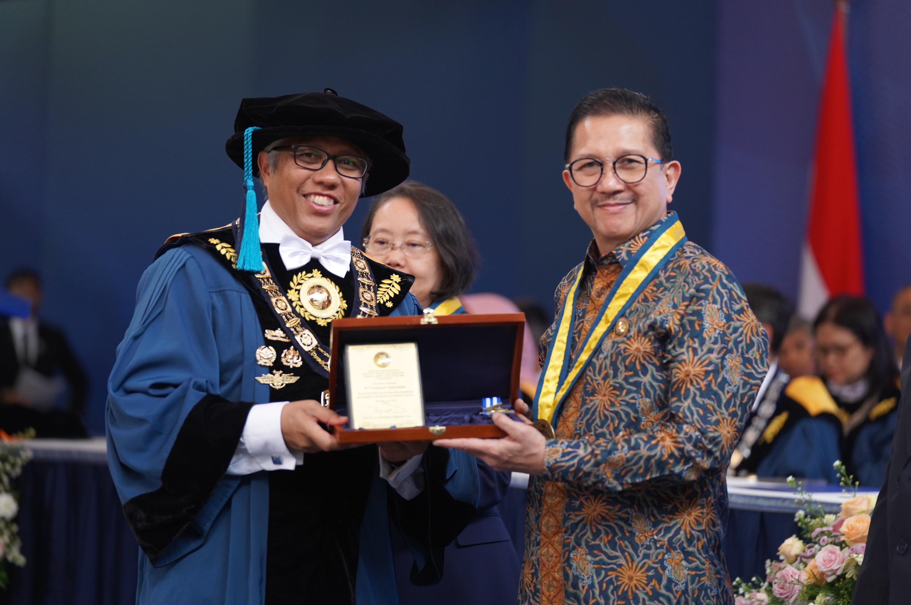 Presiden Direktur PTFI Tony Wenas (kanan) menerima penghargaan Ganesa Wirya Jasa Adiutama dari Rektor ITB Prof. Dr. Ir. Tatacipta Dirgantara, M.T.