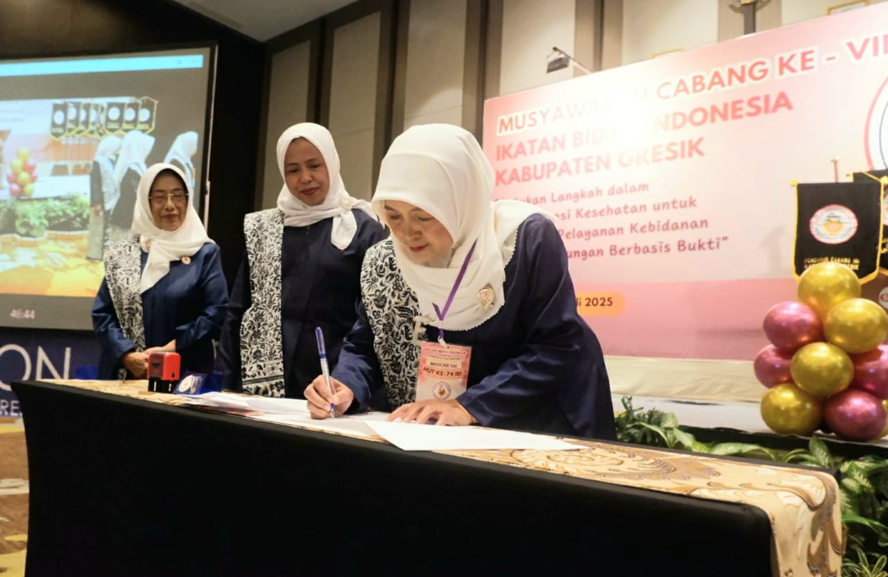 SERTIJAB : Bidan Umu Elia Ulfah, S.ST., S.Pd., resmi menjabat sebagai Ketua PC IBI Gresik periode 2023-2028 dan menandatangani SK pengangkatan yang disaksikan oleh Dr. Hj. Siti Maimunah, S.Pd., S.ST.,