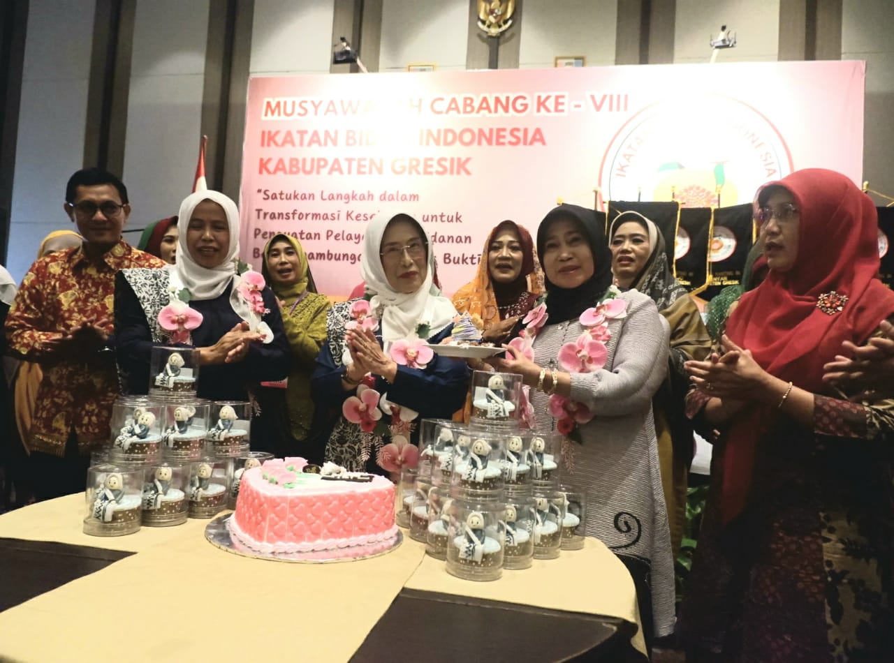 SUKA CITA: Ketua IBI 2018-2023, Mega Harnani, SST., MM menyerahkan potongan kue pertama kepada Kepala Dinas Kesehatan Gresik, dr. Mukhibatul Khusnah, MM.,M.Kes, didampingi Ketua PD IBI Jawa Timur