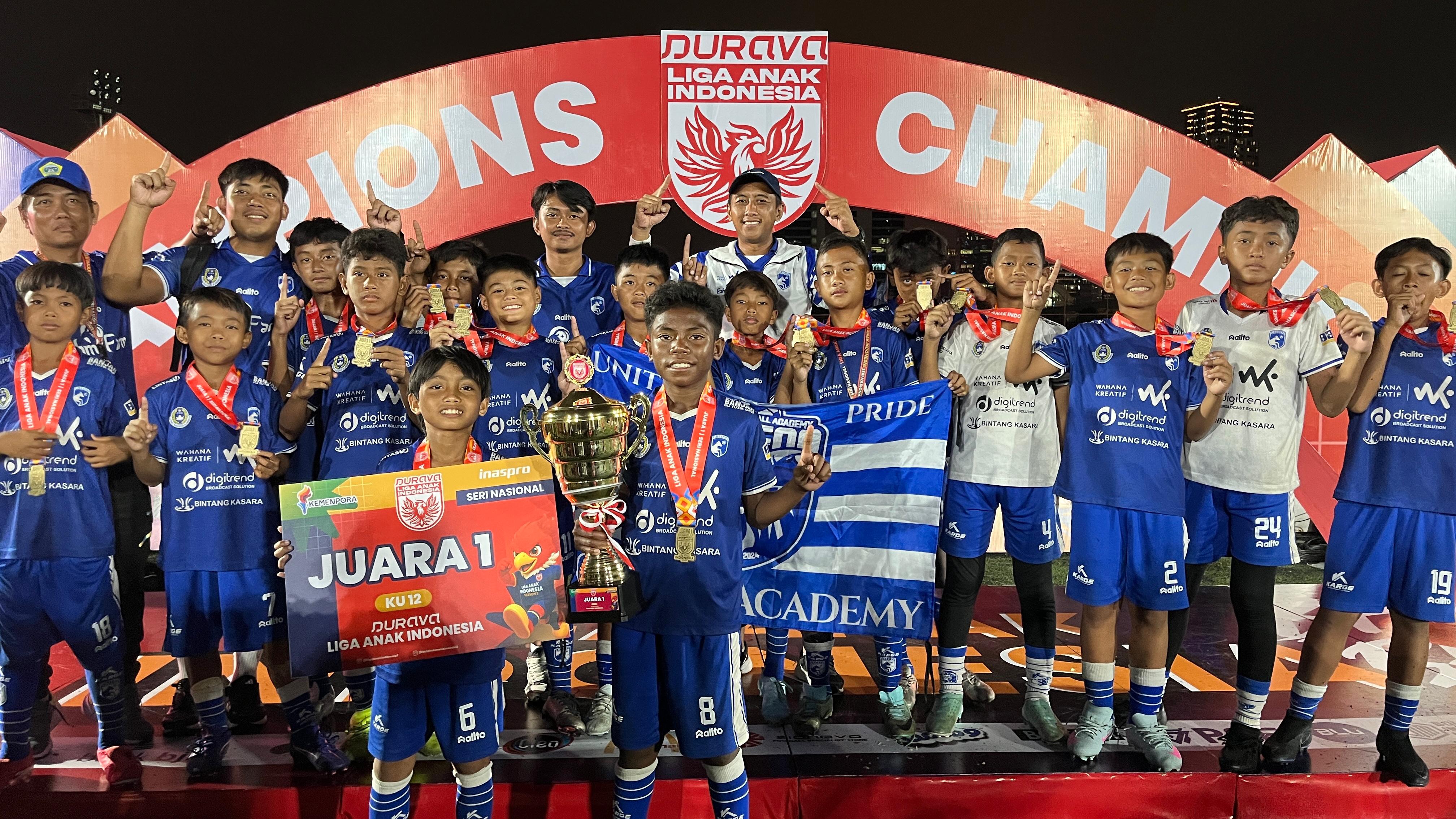 JUARA: Tim sepak bola Grefoo U-12 saat mengangkat trophy usai meraih juara Durava Liga Anak Indonesia Season 2.