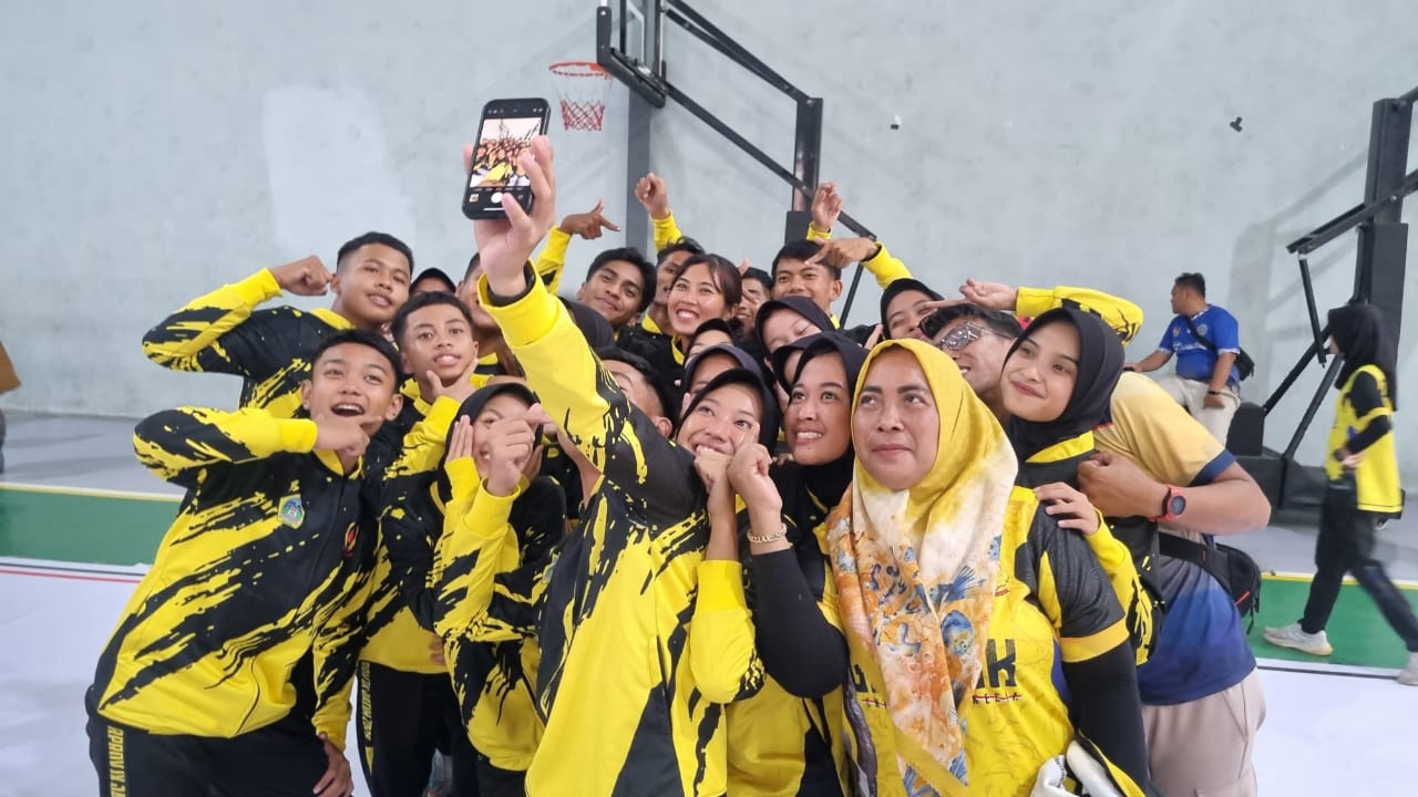 BANGGA: Para atlet kontingen Gresik merayakan kebanggaan bersama Ketua Umum KONI Gresik, dr. Anis Ambiyo Putri, usai menutup Porprov IX Jatim 2025 dengan prestasi membanggakan.