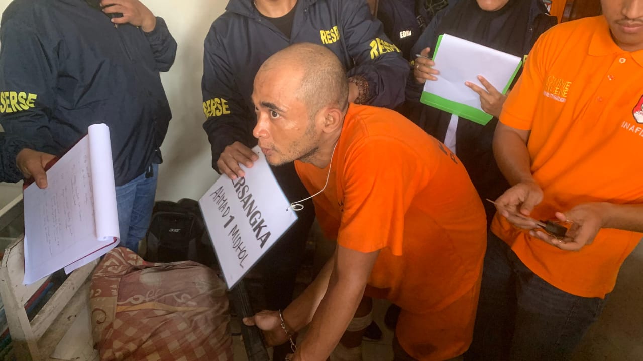 REKONSTRUKSI: Tersangka Midhol peragakan 33 adegan saat rekonstruksi perampokan disertai pembunuhan di Gresik.