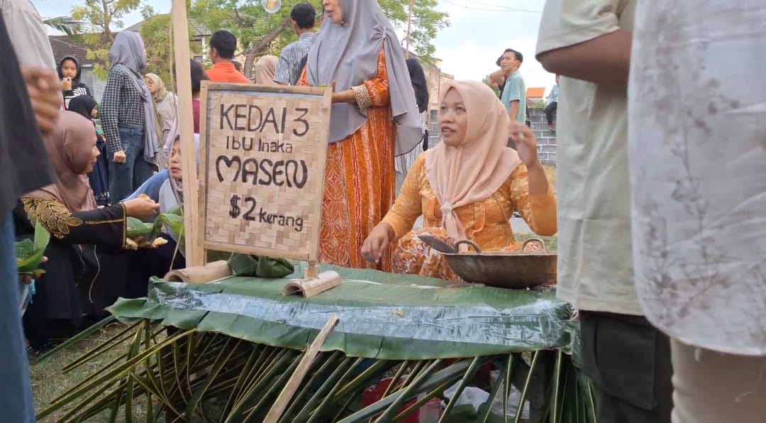 UNIK: Transaksi di Pasar Segoro Campurejo menggunakan kerang sebagai alat tukar pembelian.