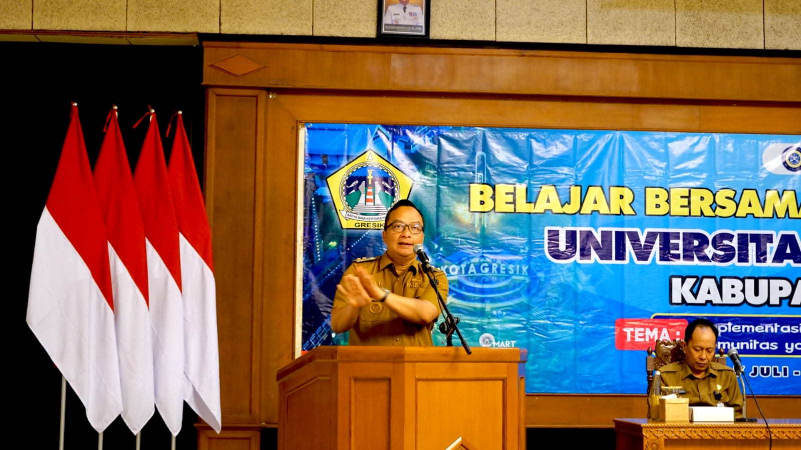 &lsquo;PENGARAHAN: Wakil Bupati Gresik dr. Asluchul Alif menekankan pentingnya pemahaman budaya lokal sebelum terjun ke masyarakat.