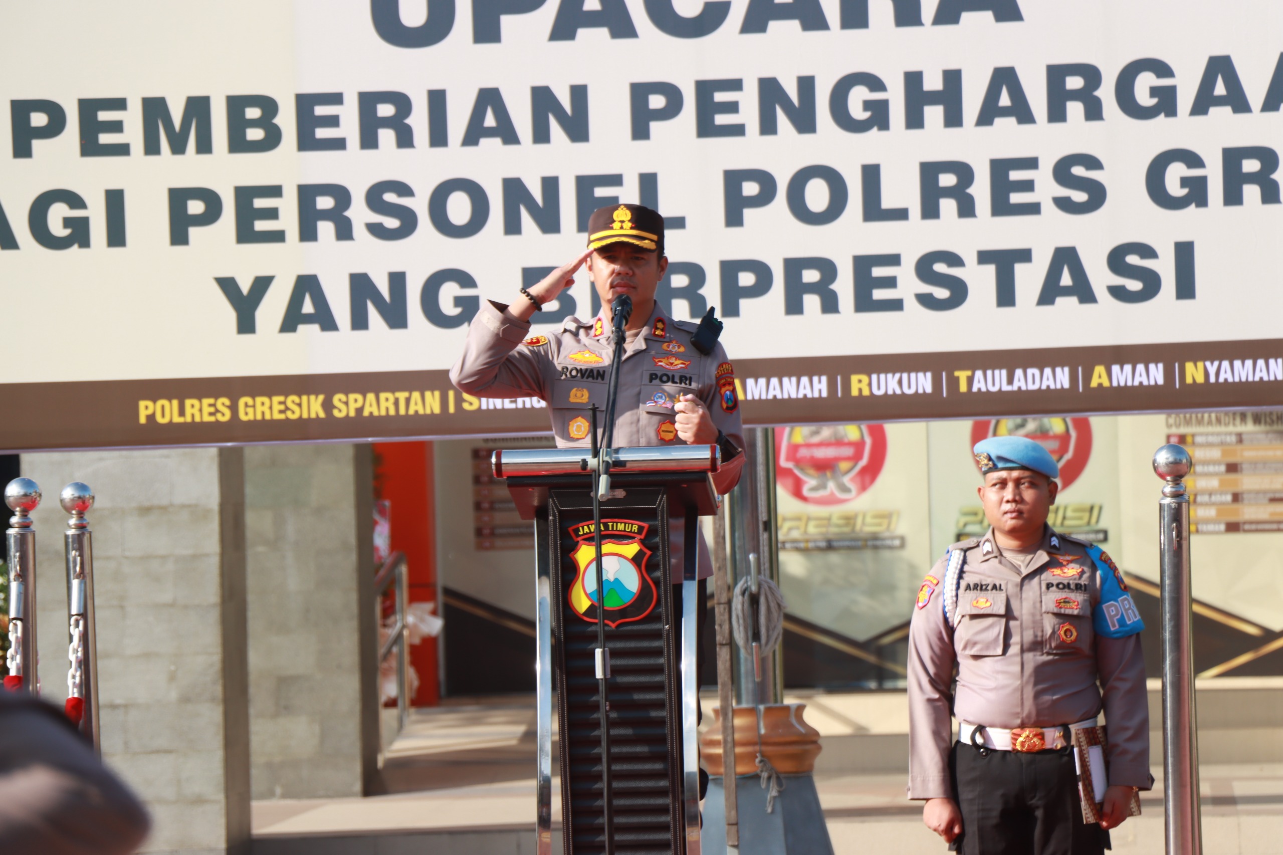 APRESIASI: Kapolres Gresik berikan penghargaan kepada 33 personel dan satu warga berprestasi.&nbsp;