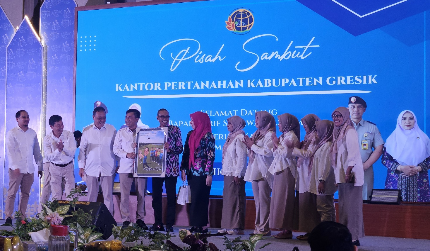 Torehkan Prestasi : Kepala Kantor ATR/BPN, Kamaruddin mendapatkan kenang-kenangan dari staf Kantah Gresik.