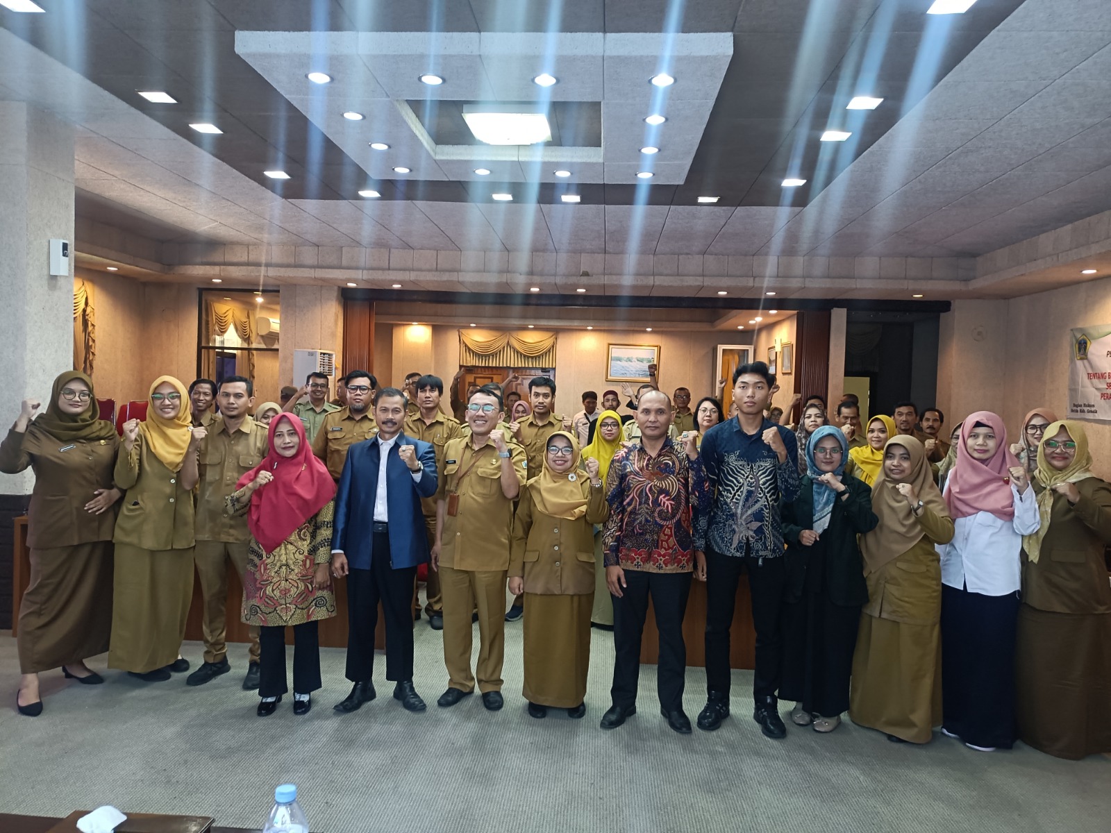 KOMITMEN: Foto bersama narasumber dan peserta saat Sosialisasi Peraturan daerah Kabupaten Gresik tentang Bantuan Hukum untuk Masyarakat Miskin.