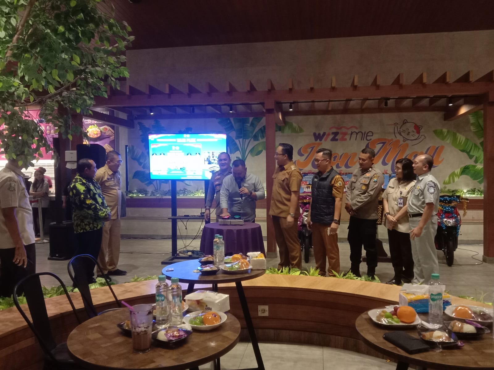 BERTABUR HADIAH: Bupati Gresik Fandi Akhmad Yani, Wabup dr Asluchul Alif, Kepala BPPKAD Gresik, Andhy Hendro Wijaya dan jajaran pimpinan memberikan hadiah kepada wajib pajak yang disiplin bayar pajak.