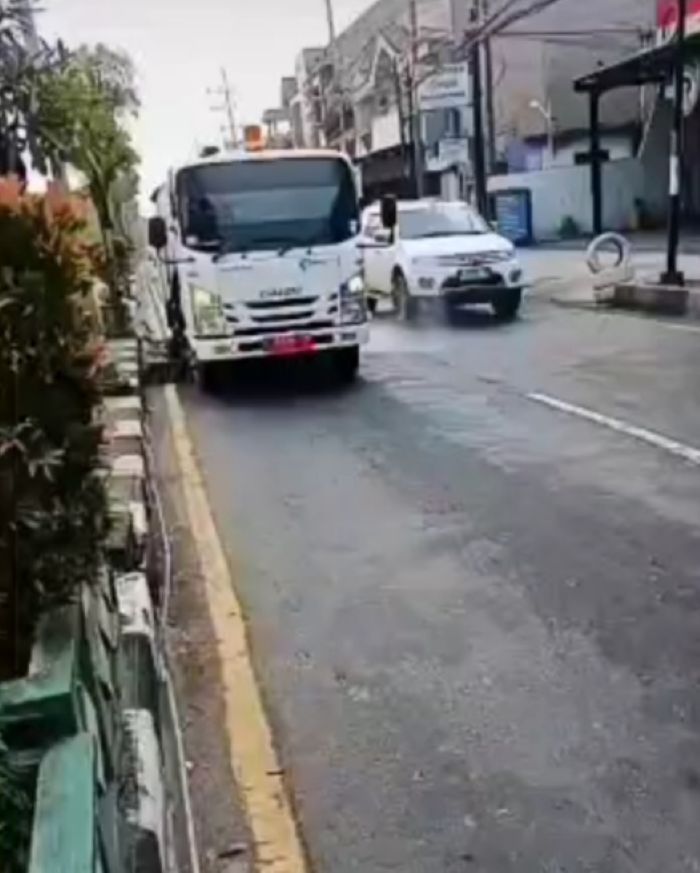Gresik Makin Kinclong! "Penyihir Jalan" Otomatis DLH Bikin Pusat Kota Bebas Debu