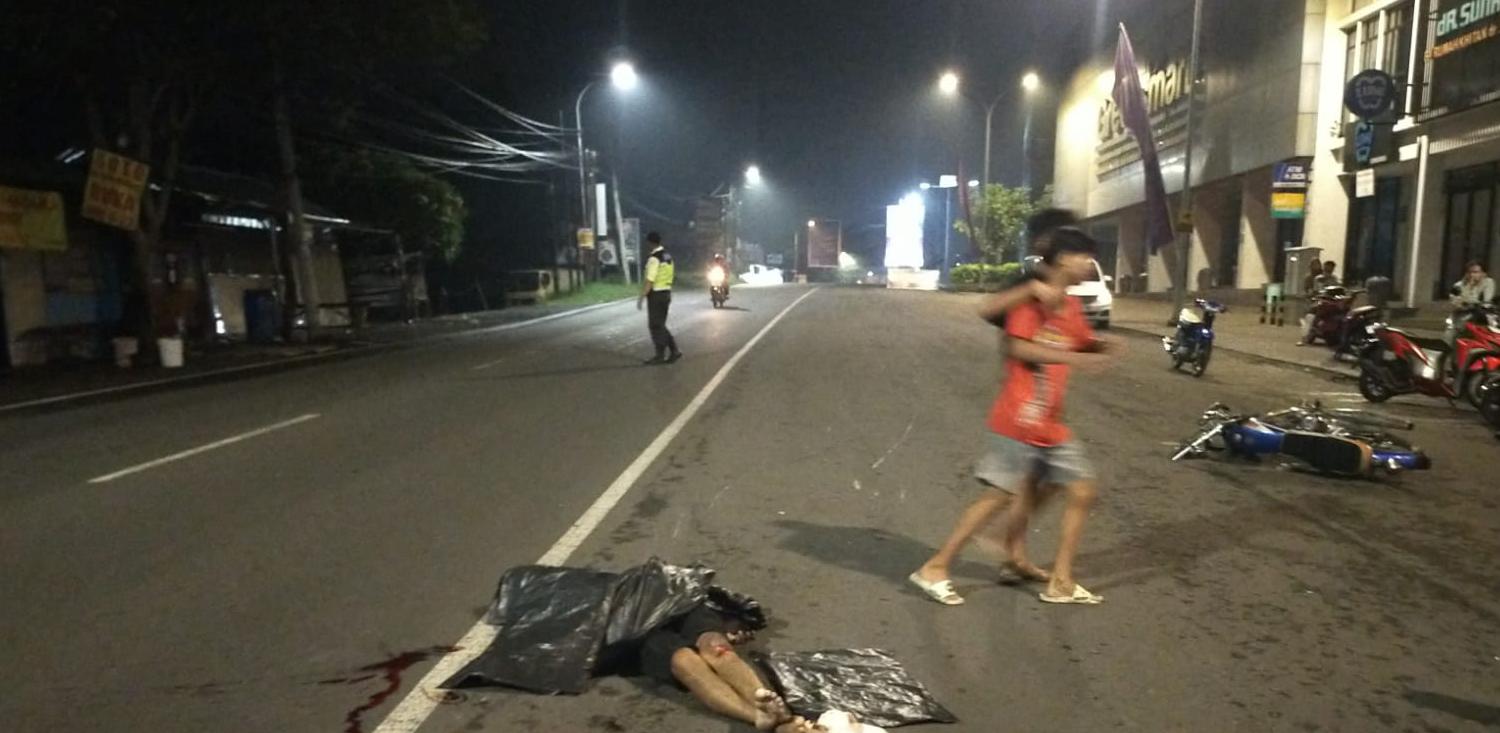 KETERANGAN FOTO: Anggota kepolisian dan tim medis saat mengevakuasi korban kecelakaan di Jalan Raya Petiken (Ruko CitraLand CBD), Desa Petiken, Kecamatan Driyorejo, Gresik.
